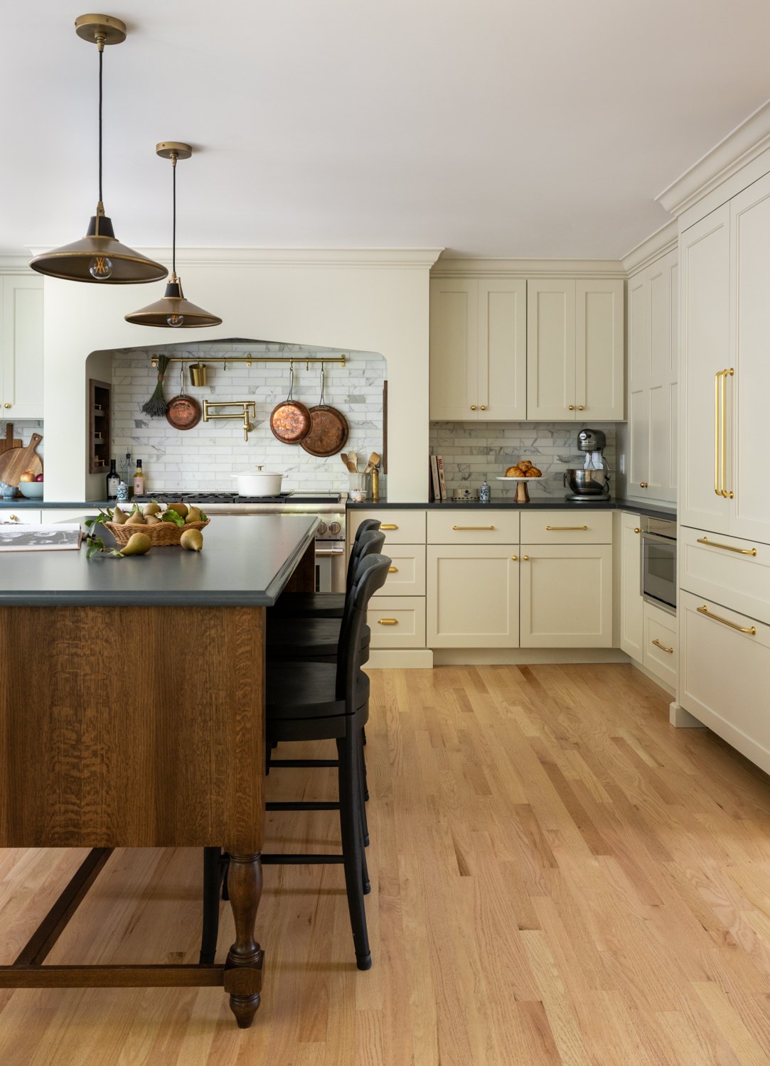 Quartersawn white oak island in a coffee stain with three black counter stools